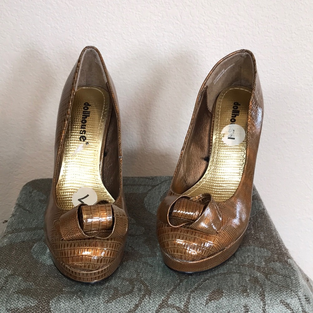 Dollhouse NWOT Platform Shoes. Size 7